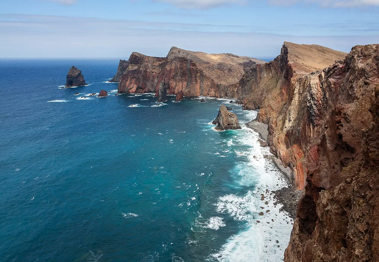 Costa vulcânica da Ponta de São Lourenço com o mar ao fundo
